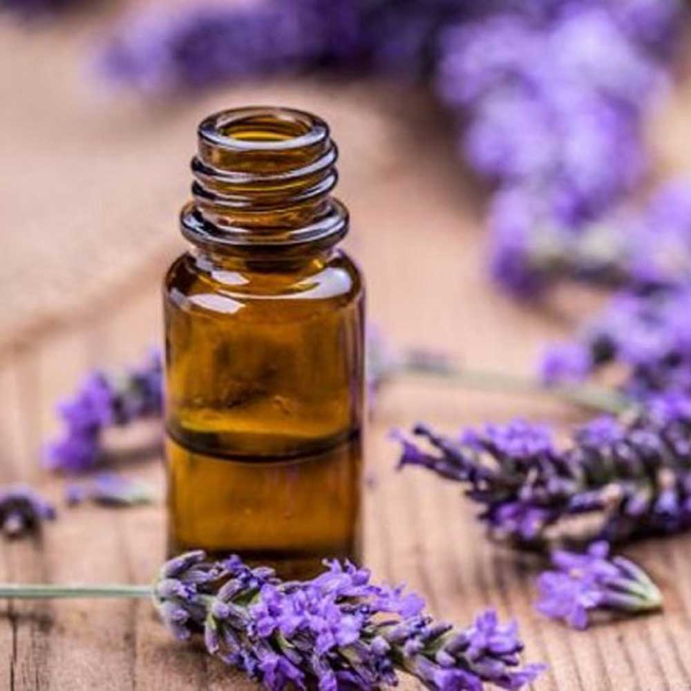 Frasco aberto de óleo essencial com lavanda