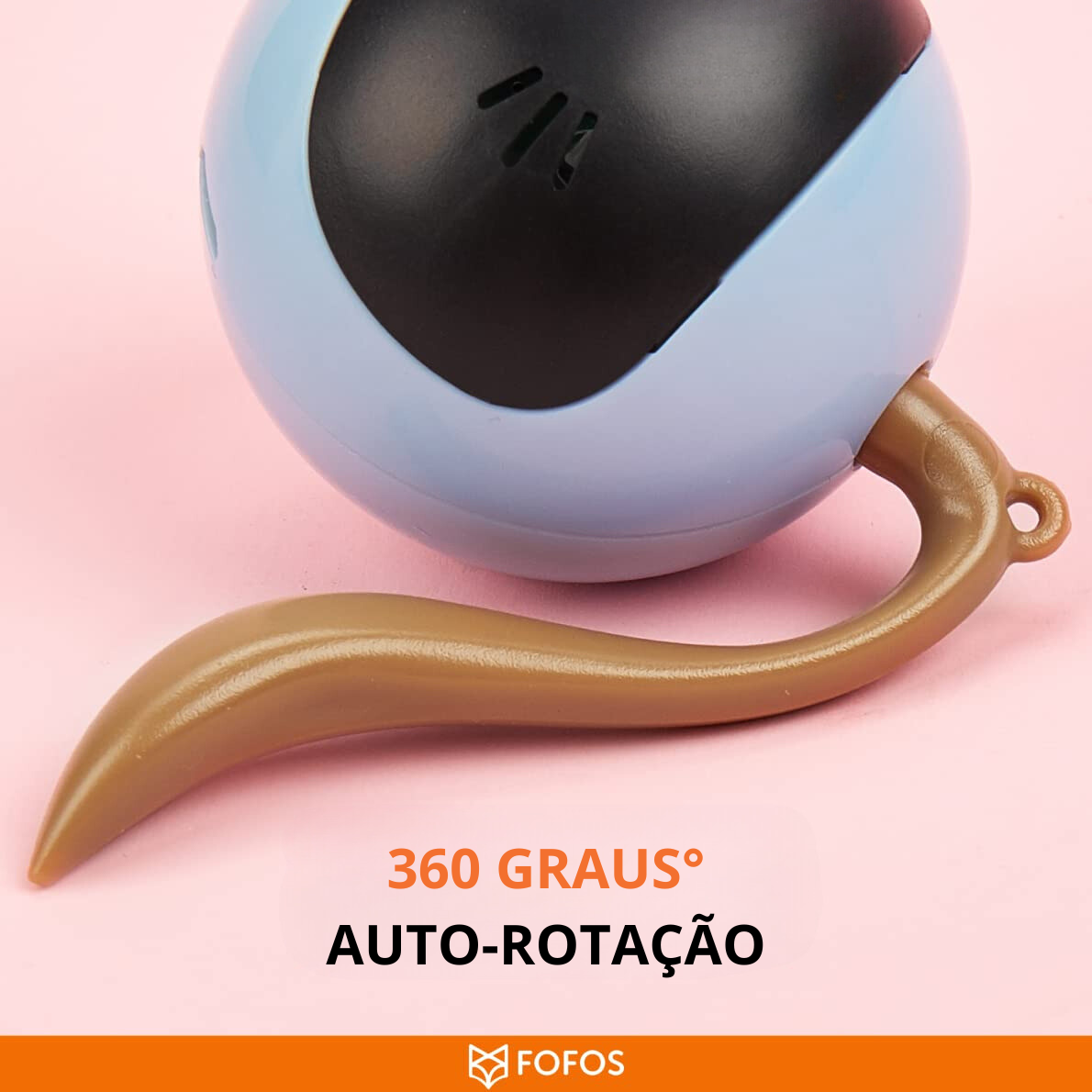 Brinquedo esférico azul claro e preto com cauda castanha sobre fundo rosa com texto promocional