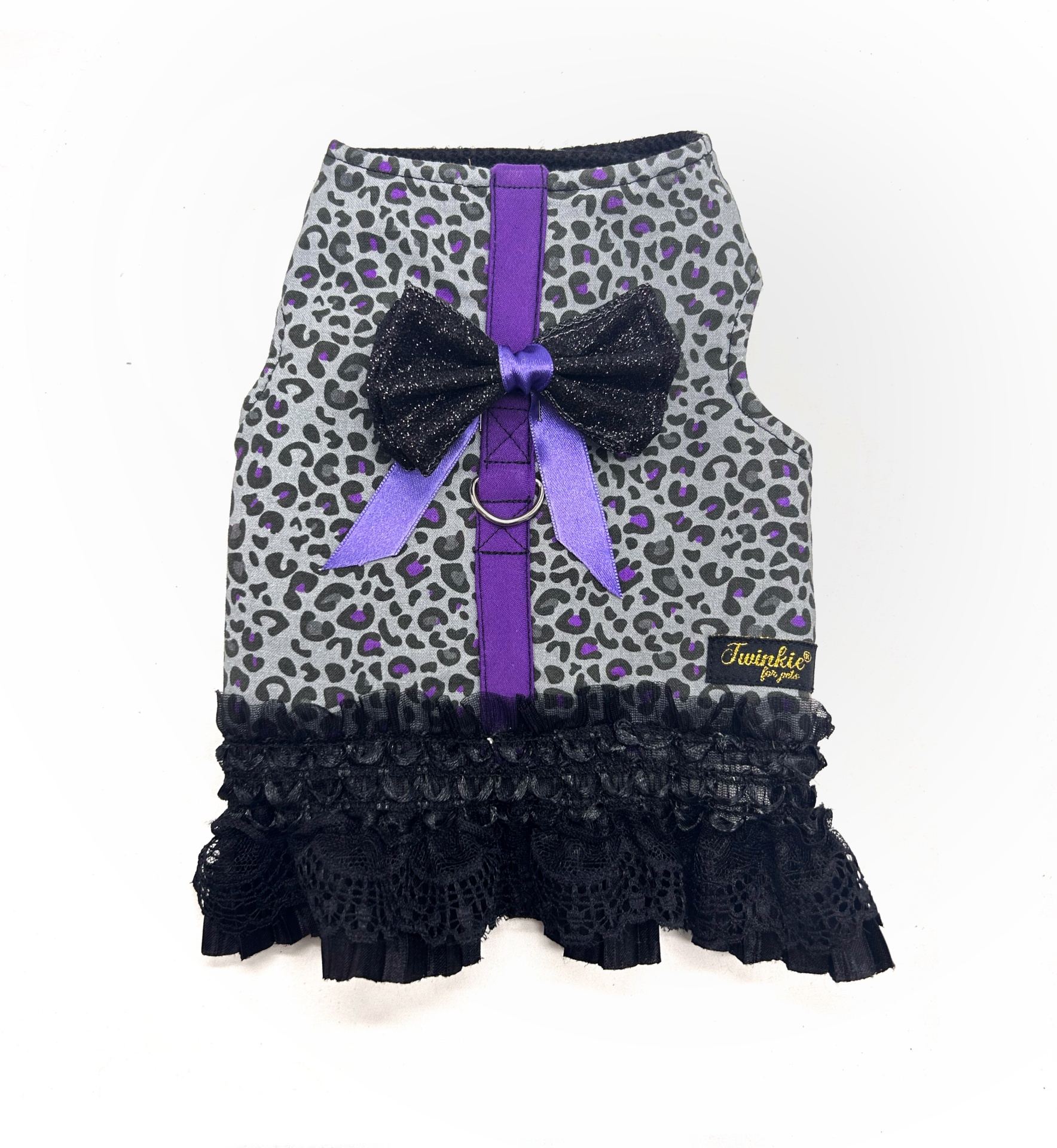 Colete para animal com padrão leopardo cinza e roxo, laço preto brilhante, saia renda preta.