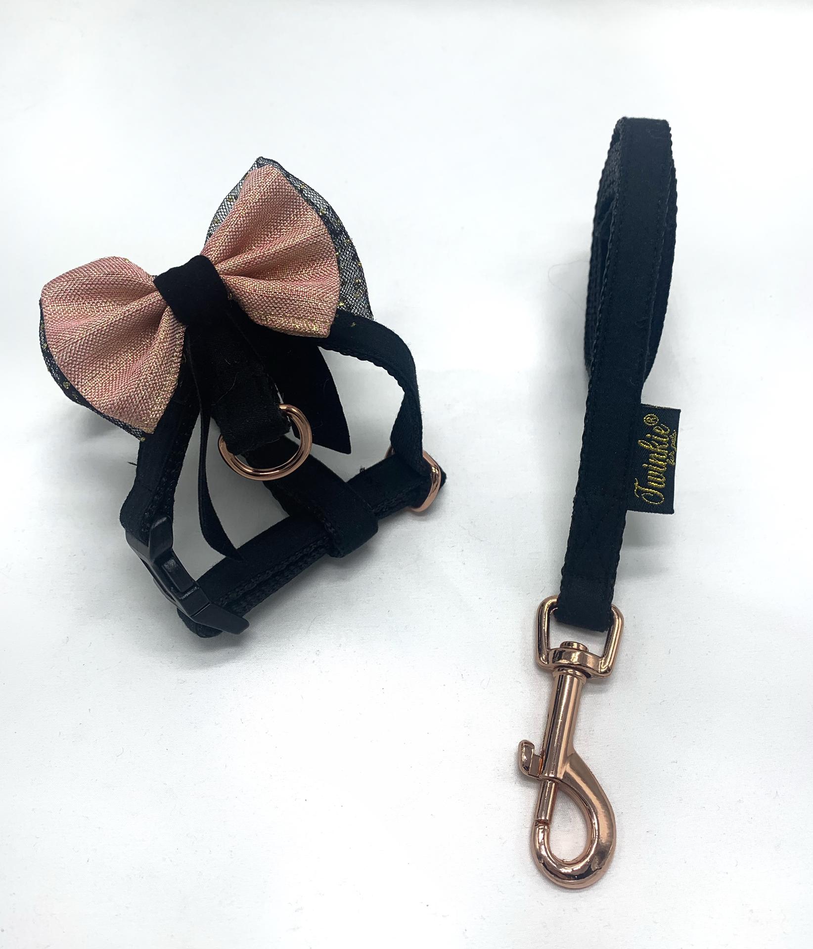 Peitoral com laço rosa e preto e trela preta com mosquetão dourado