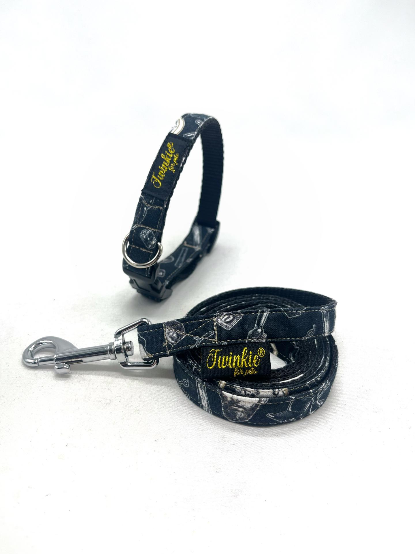 Coleira e trela para cães em tecido preto com padrão cinza e texto amarelo