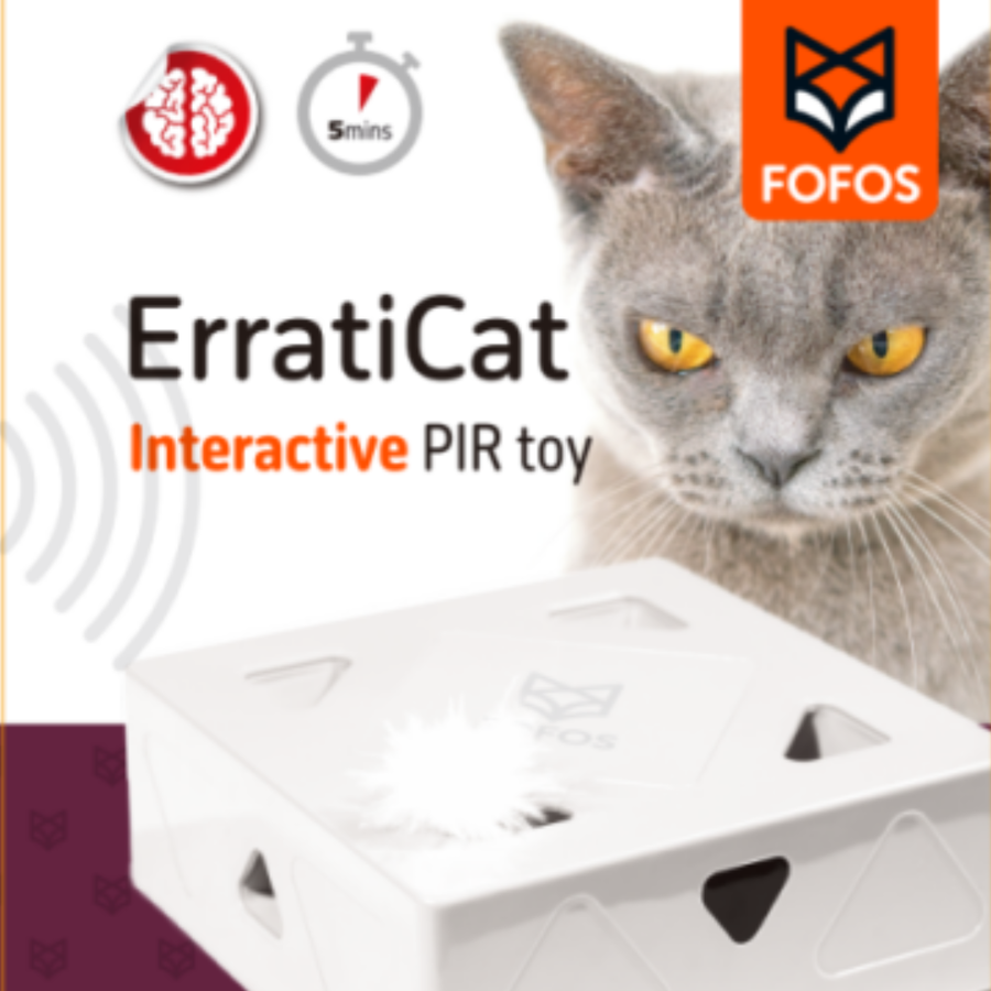 Embalagem de brinquedo interativo para gato ErratiCat da FOFOS com gato cinza ao lado