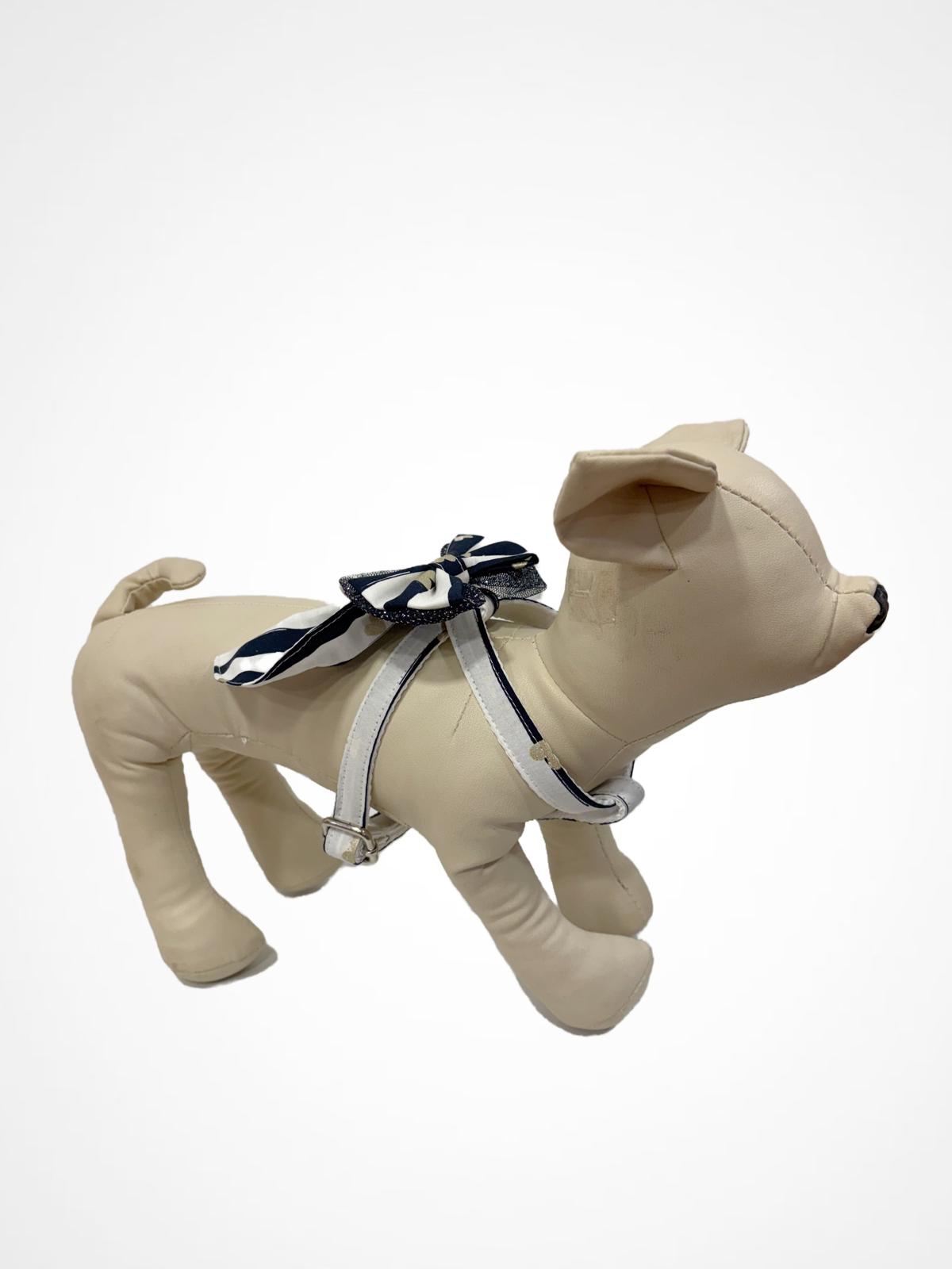 Mental de cão bege com arnês e gravata borboleta