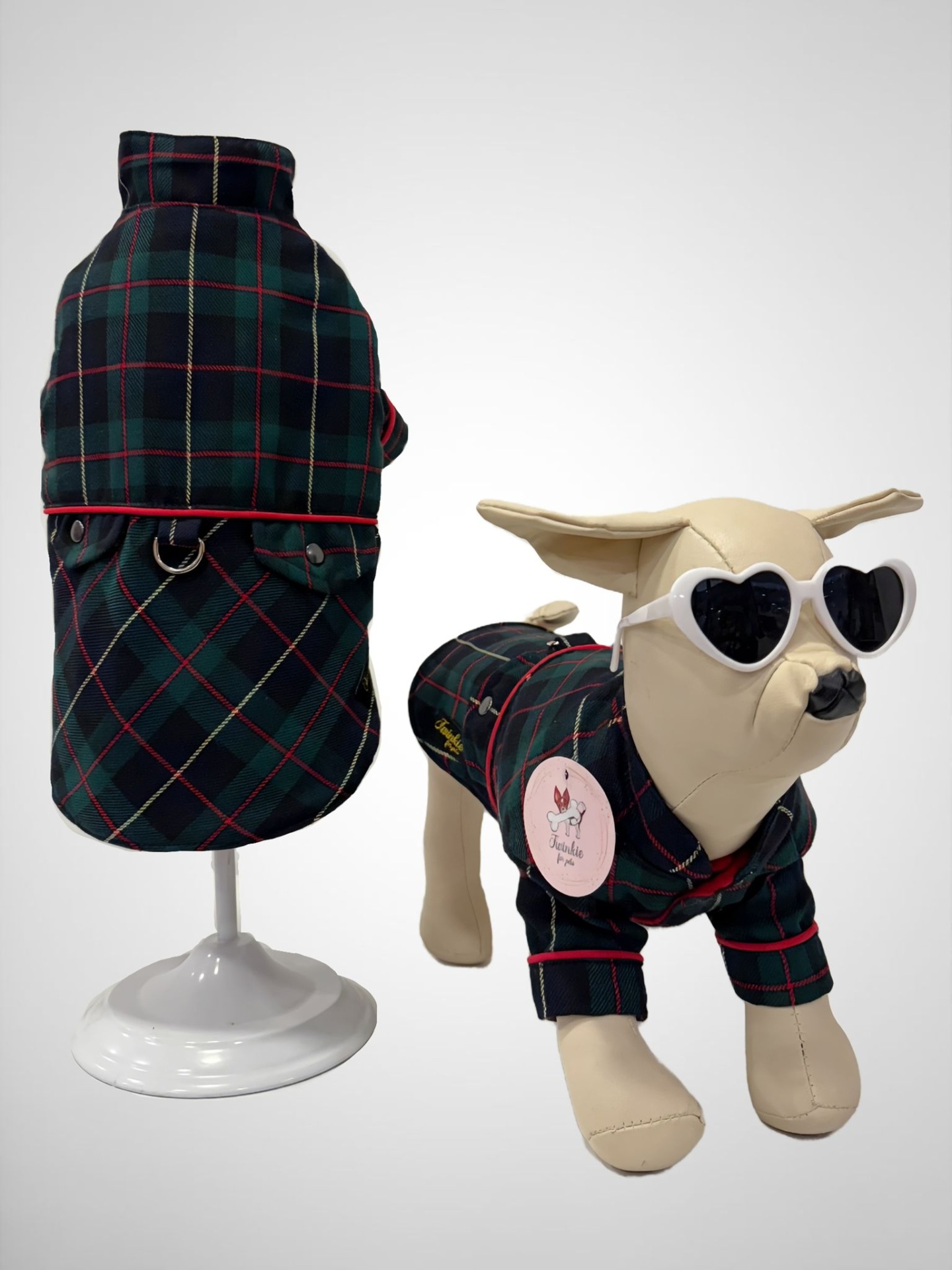 Casaco xadrez para cão com detalhes vermelhos, mostrado em manequim e manequim em forma de cão com óculos de sol.