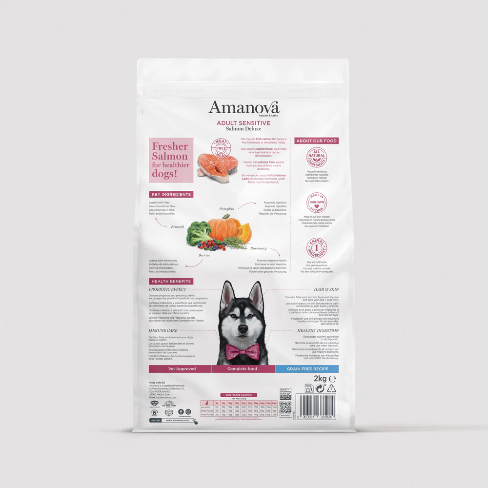 Embalagem branca de ração Amanova Adult Sensitive Salmon Deluxe para cães com ilustração de husky e vegetais