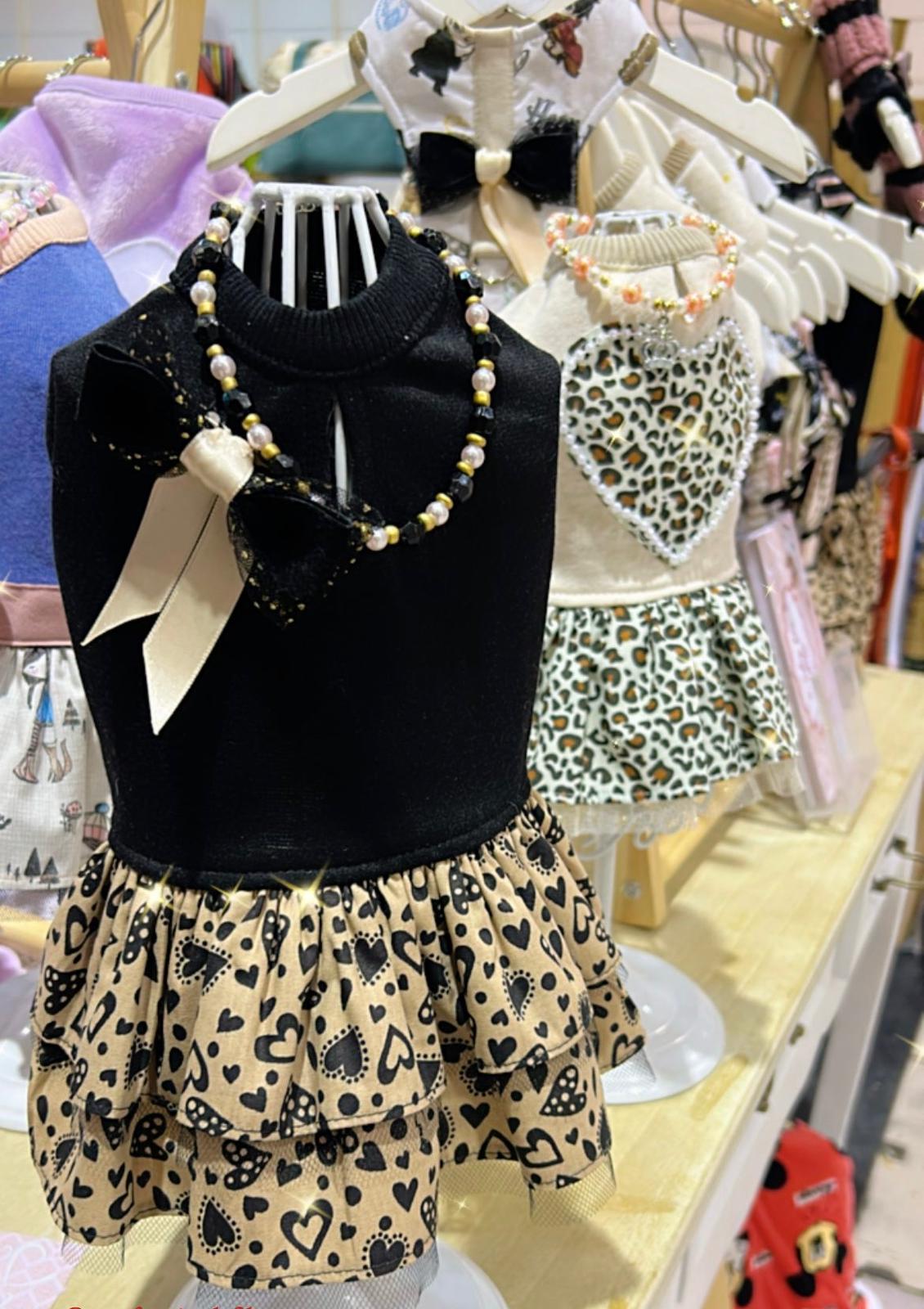 Vestidos para animais pequenos com padrões de corações e leopardo, laços e colares decorativos