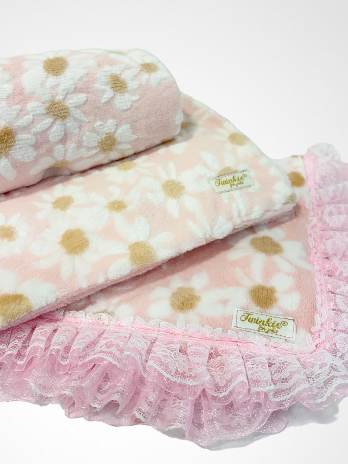 Manta felpuda cor-de-rosa com padrão de flores e renda rosa nas bordas