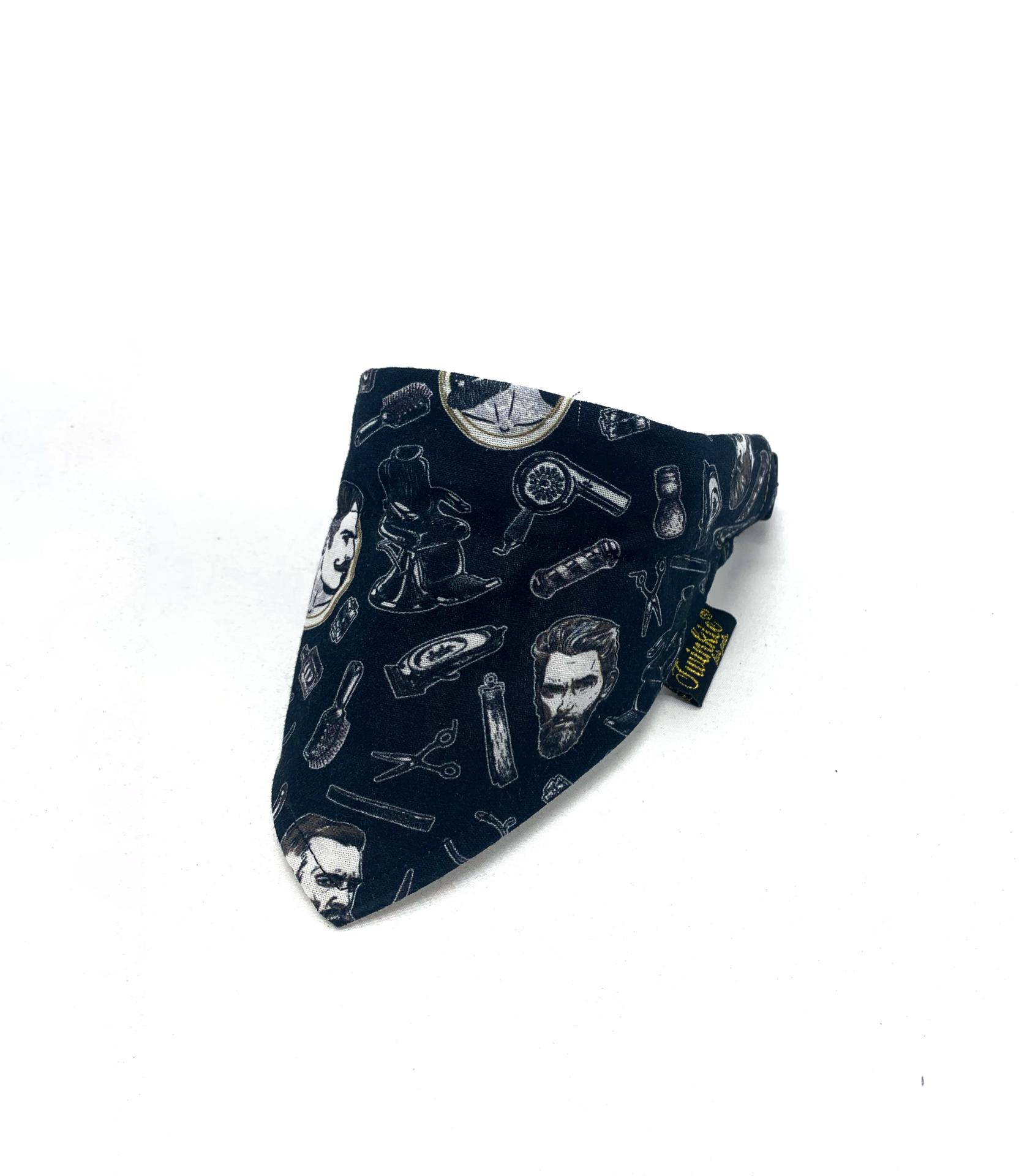 Bandana triangular preta com padrão de ilustrações de barbearia