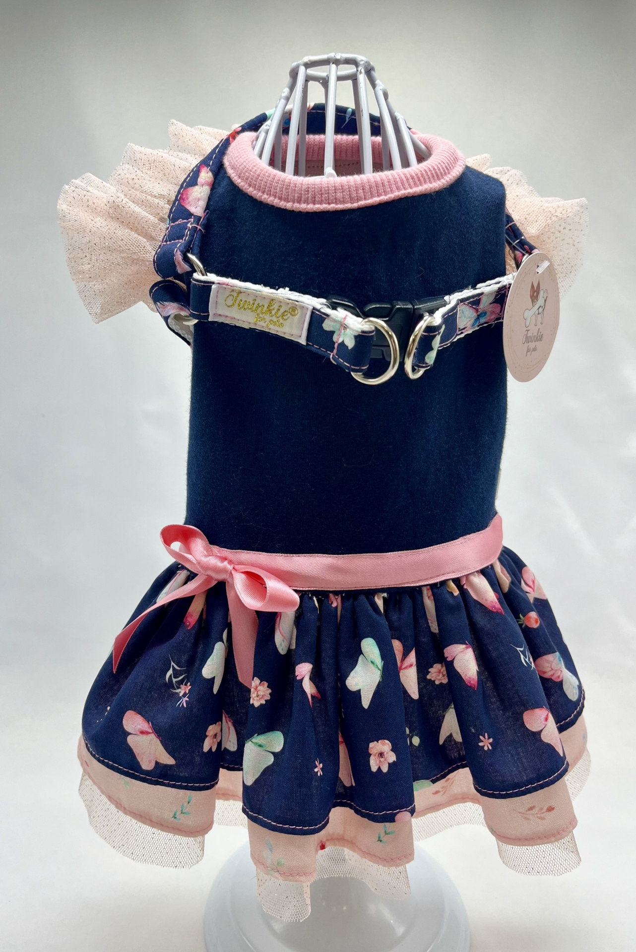Vestido para cão azul escuro com estampa de borboletas e flores, detalhes em rosa e babados de tule.