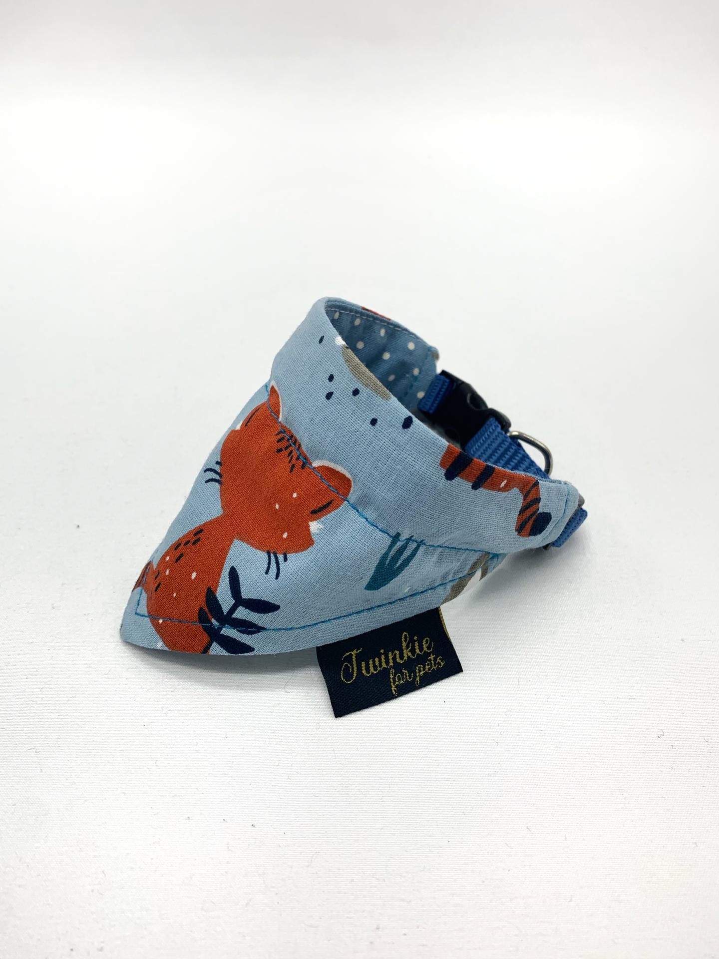 Coleira para cães azul claro com padrão de raposa