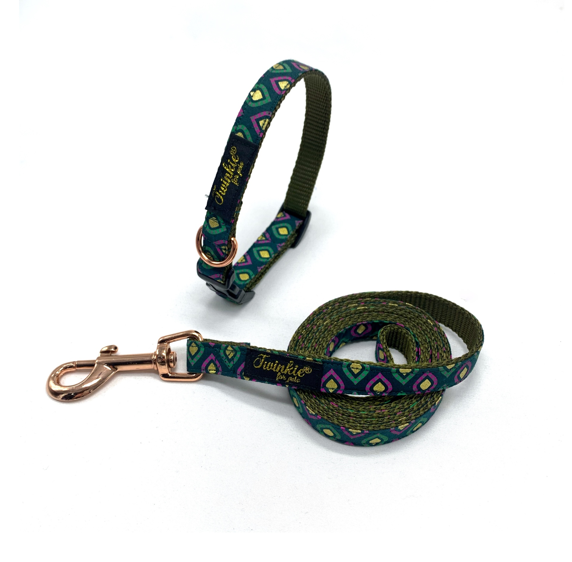 Coleira e trela para cão com padrão geométrico verde e azul e acabamento metálico