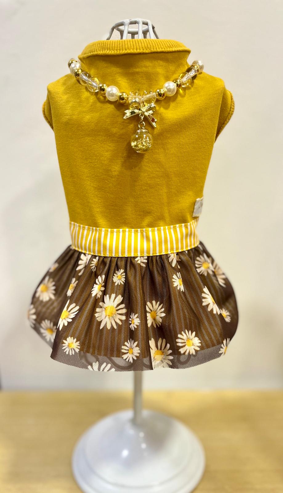 Vestido amarelo mostarda para cão com saia castanha de margaridas e colar de pérolas
