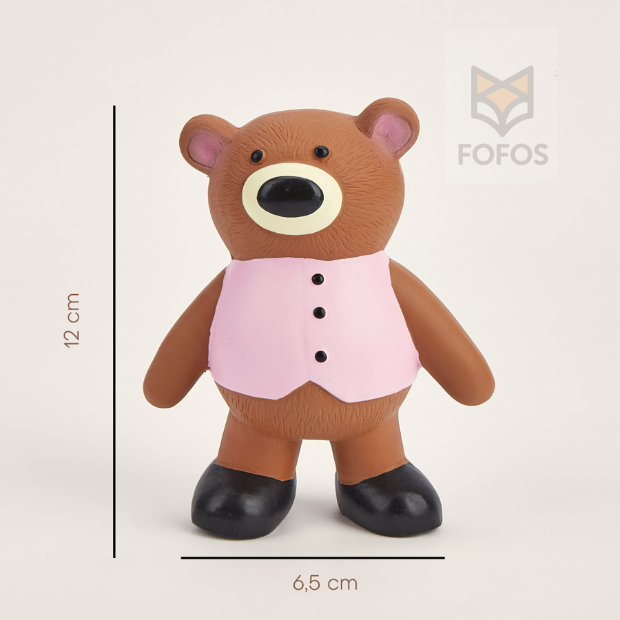 Urso de brinquedo castanho com colete rosa e sapatos pretos sobre fundo branco