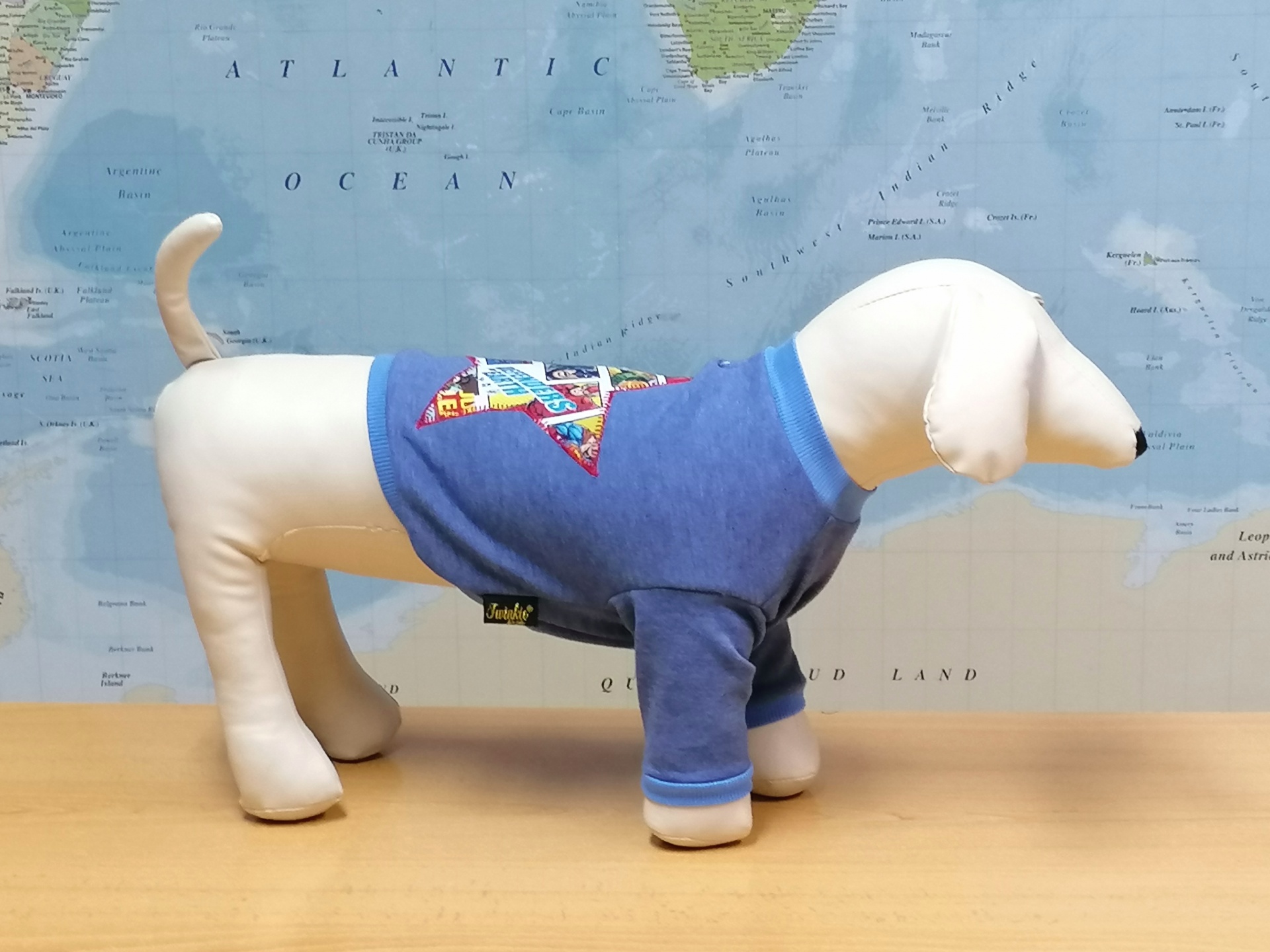 Figura de cão vestido com camisola azul com estrela colorida