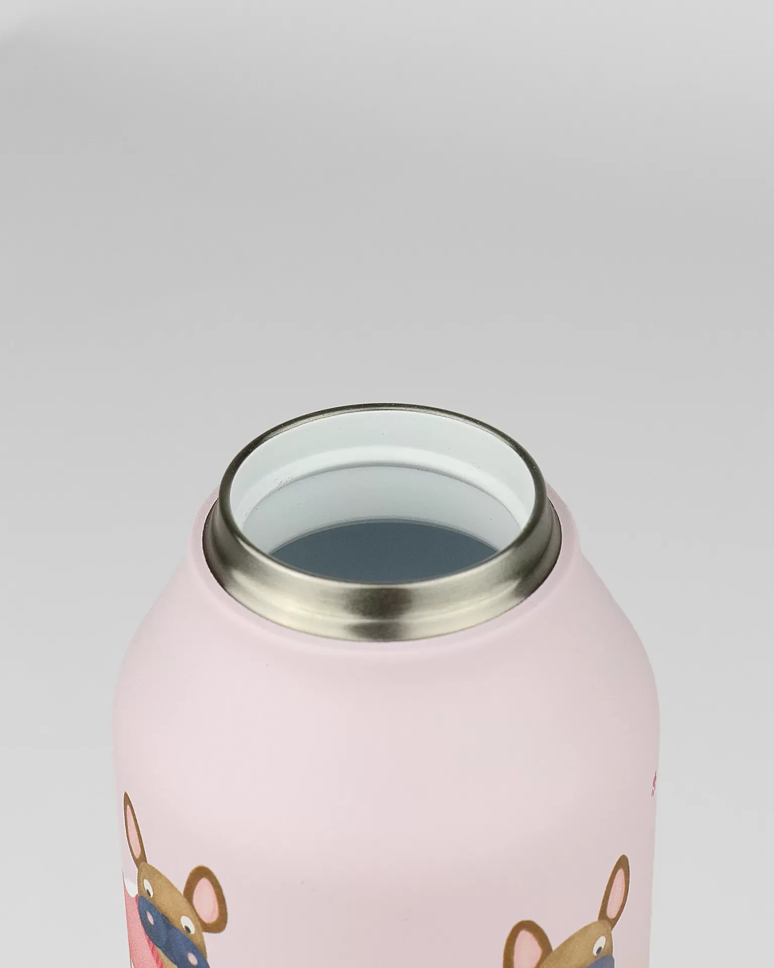 Garrafa térmica rosa com estampa de cães e detalhe metálico prateado na boca.