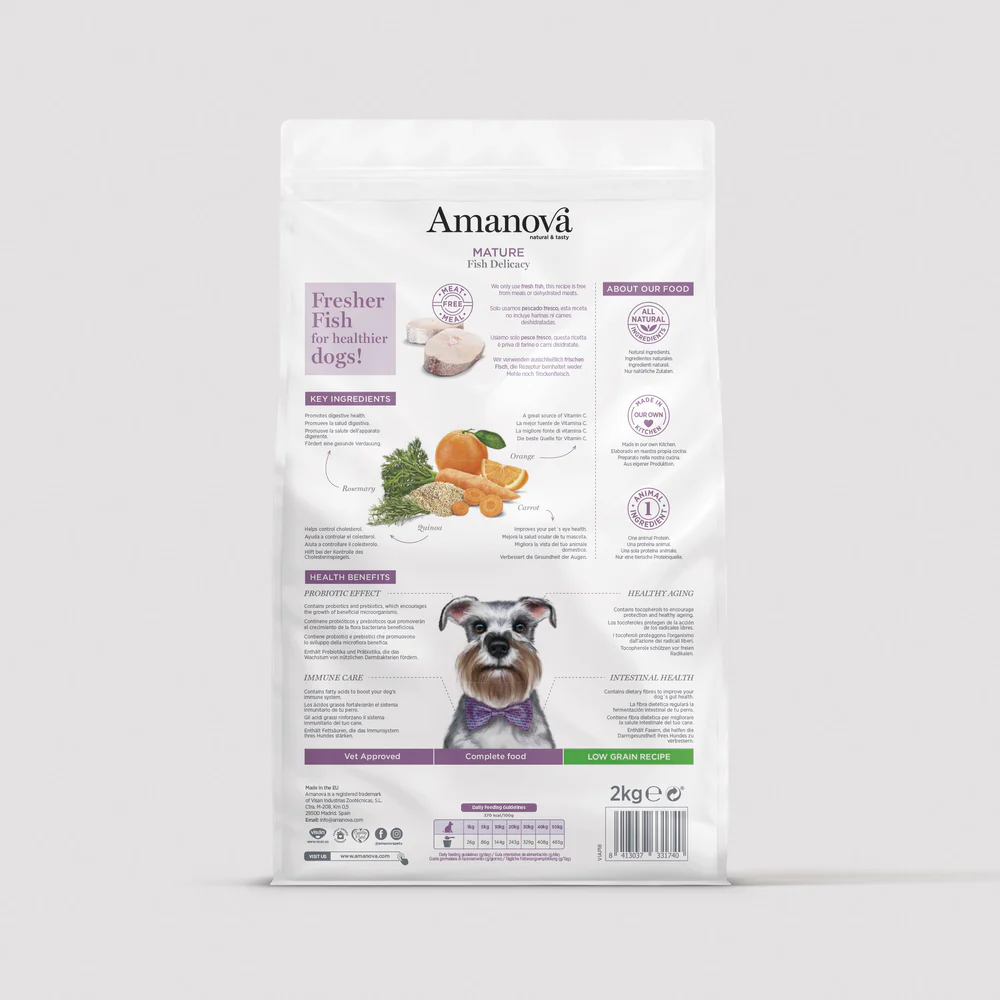 Embalagem de ração Amanova MATURE Fish Delicacy para cães, 2 kg, com imagem de schnauzer, ingredientes frescos e texto informativo.