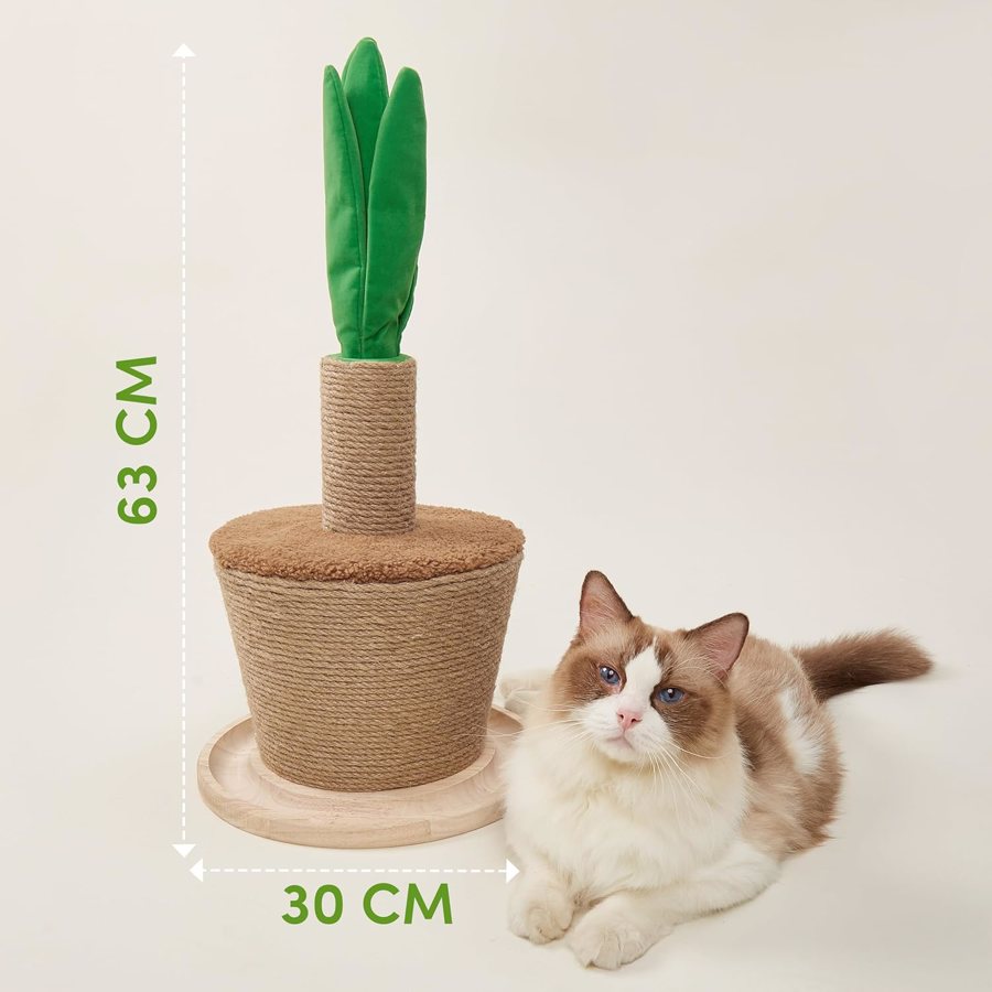 Arranhador para gatos com base de madeira, cone de corda natural, topo castanho felpudo e pêndulo verde de tecido, ao lado de um gato.