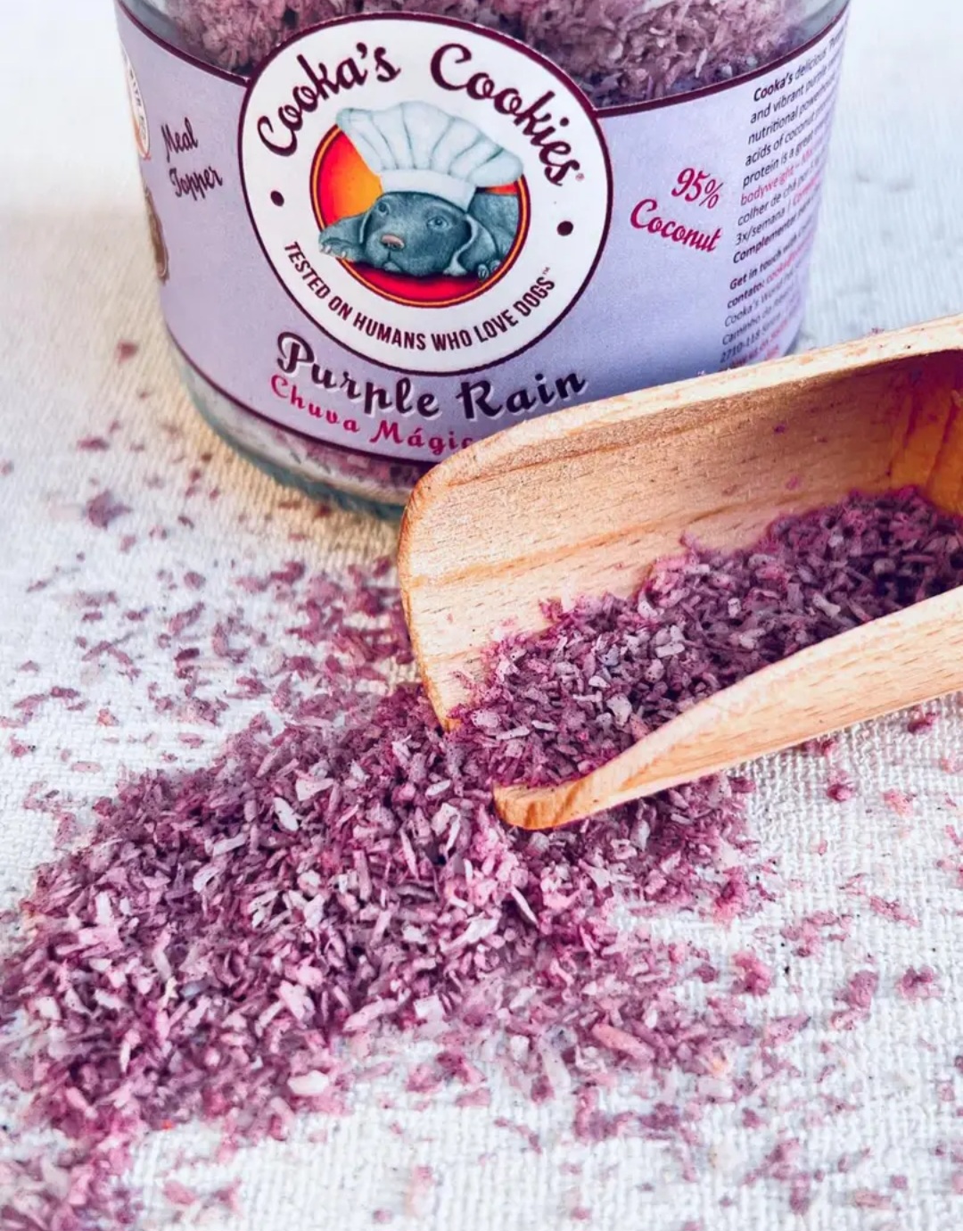 Frasco com pedaços secos roxos e brancos e colher de madeira