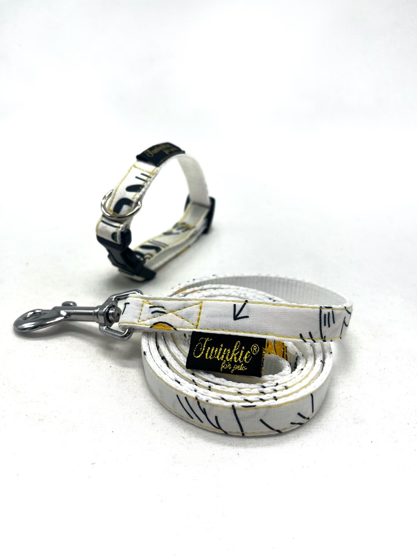 Trela e coleira para cão de tecido branco com padrões pretos e etiqueta Twinkie