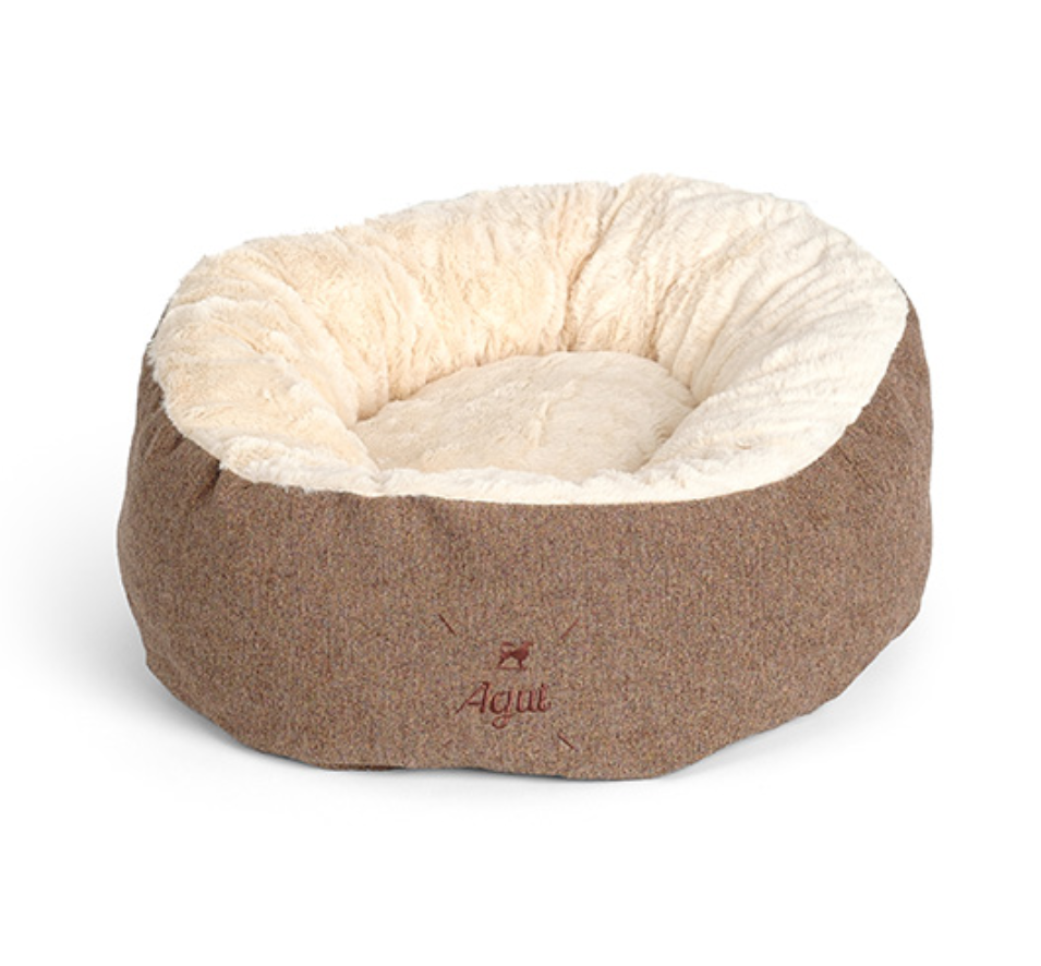 Cama redonda para animais com interior creme felpudo e exterior castanho com logótipo Agat