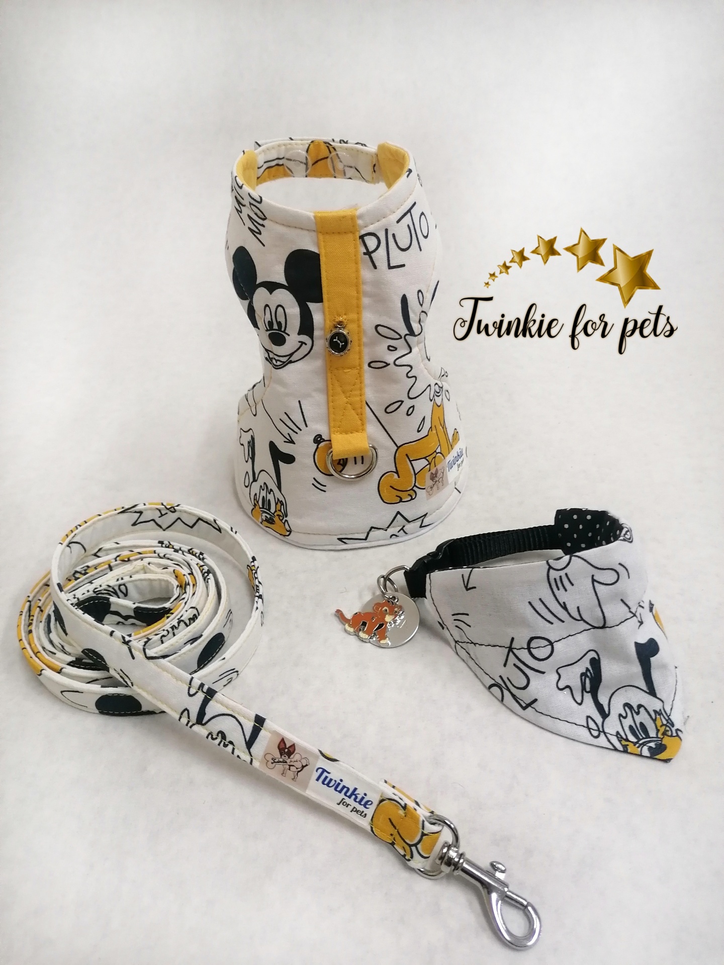 Conjunto para animais com peitoral, trela e bandana branca com estampado Disney