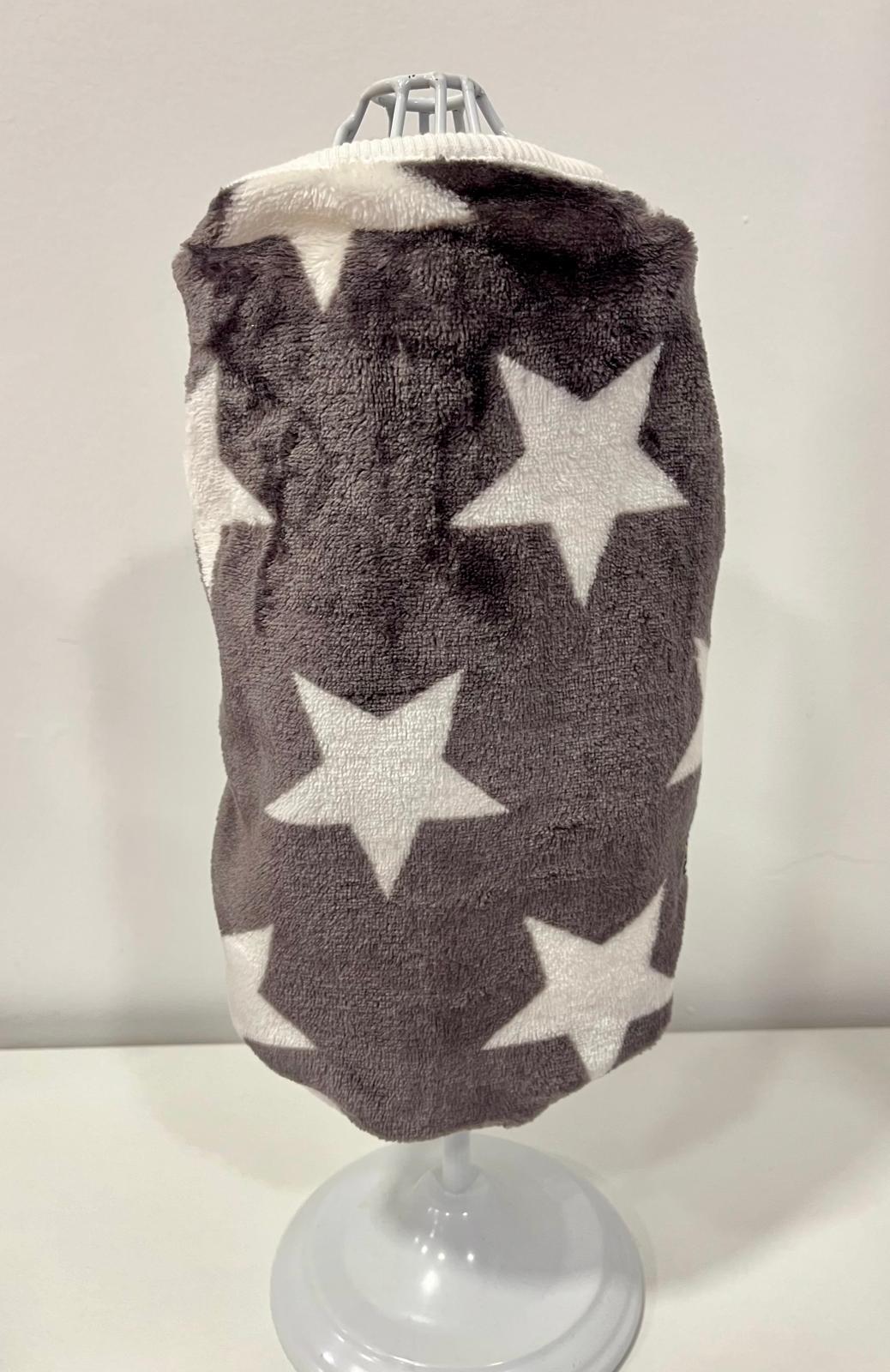 Roupa macia para animal de estimação com estrelas brancas, em manequim branco