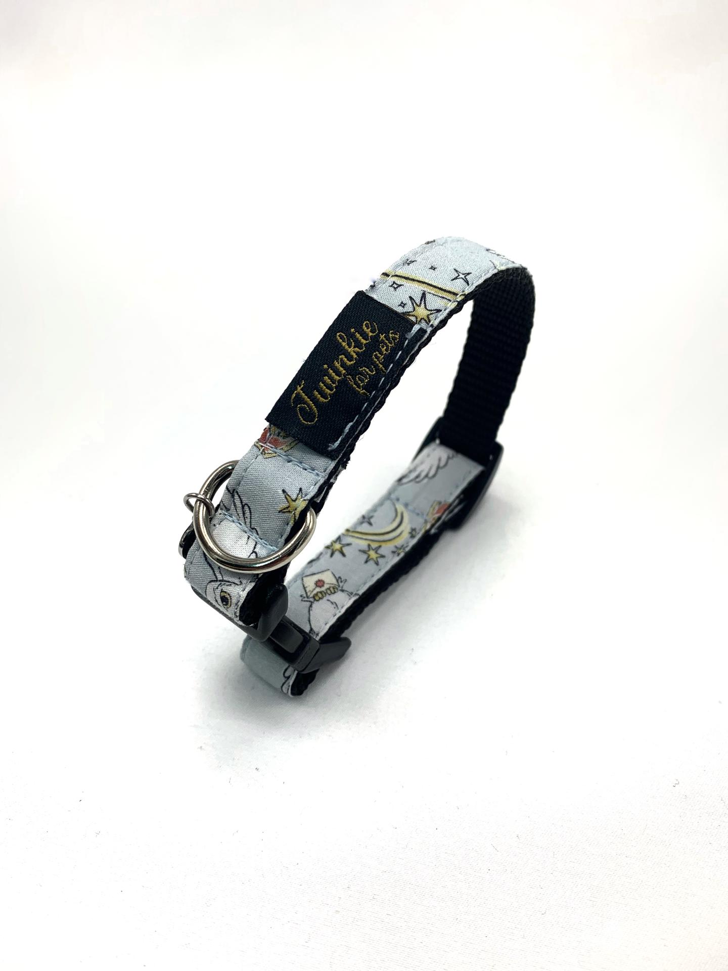 Coleira para animal com padrões de estrelas e texto Twinkle twinkle