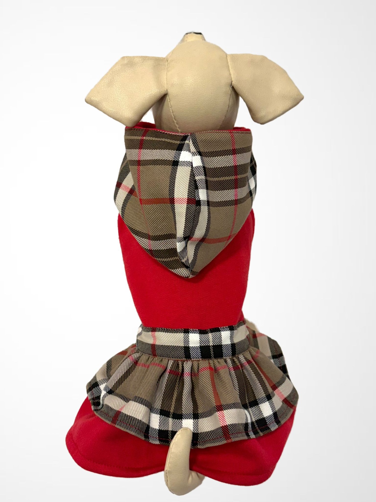 Casaco para cão vermelho com capuz e saia xadrez vista de trás