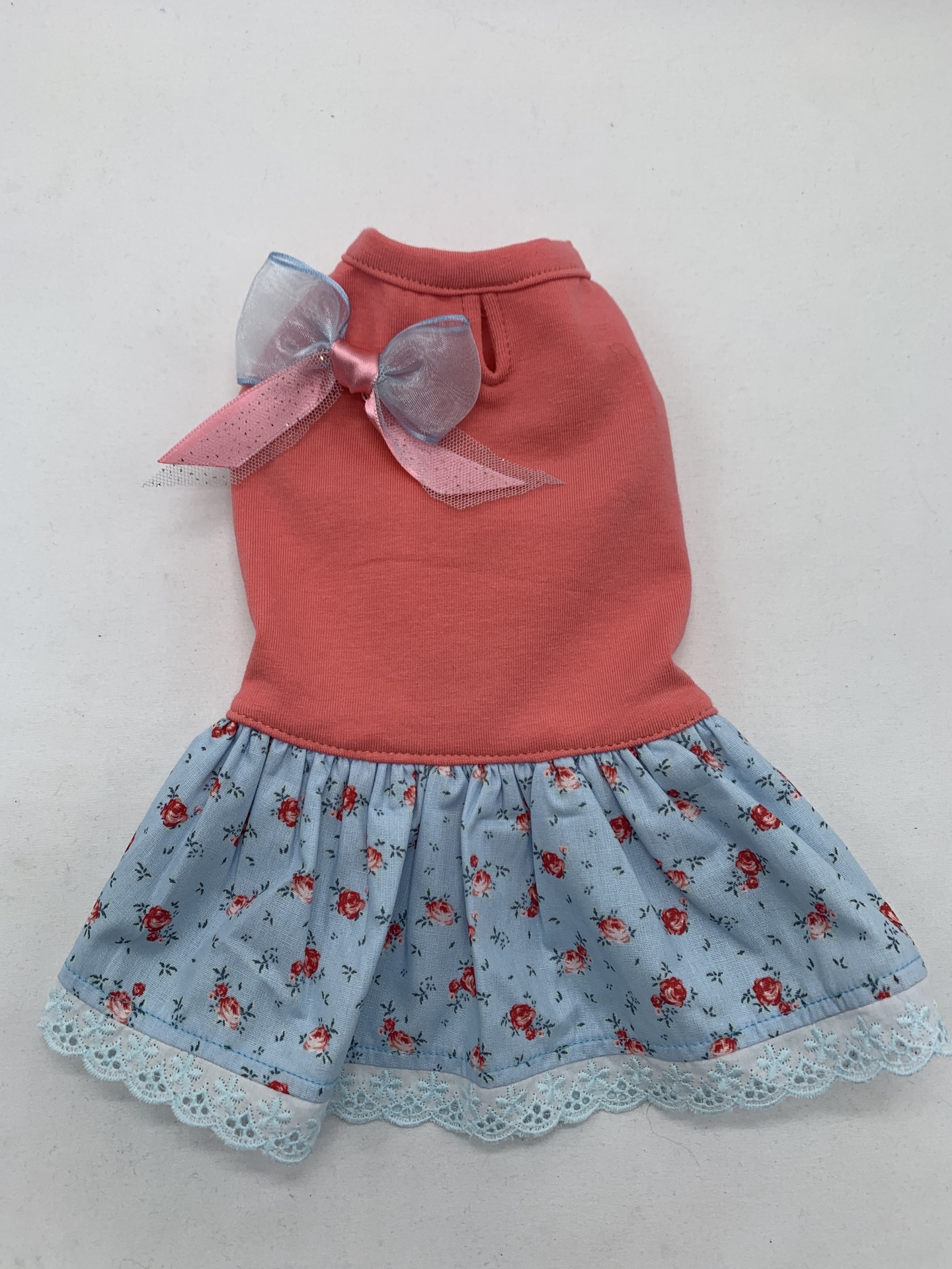 Vestido para cão rosa e azul com laço decorativo