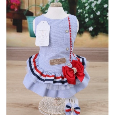 Vestido azul claro com laço vermelho e decoração em pérolas para animais de estimação