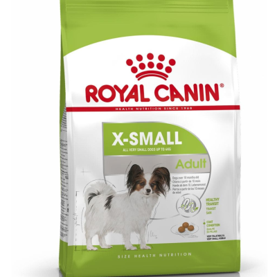 Saco de ração Royal Canin X-Small Adult branco e verde com imagem de cão pequeno