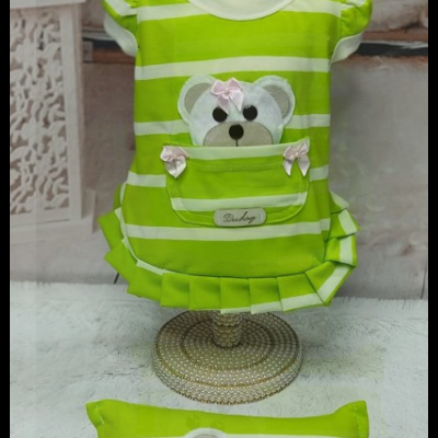 Vestido verde às riscas brancas com ursinho bordado e almofada combinando