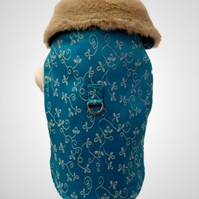 Casaco para cão azul com padrão branco e gola de pelo castanho