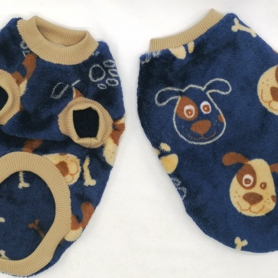 Roupa para cão azul com estampado de cães e detalhes bege