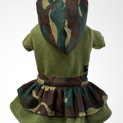 Casaco verde com capuz e saia camuflada para animal de estimação