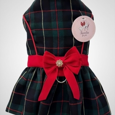 Vestido para cão com padrão xadrez e laço vermelho