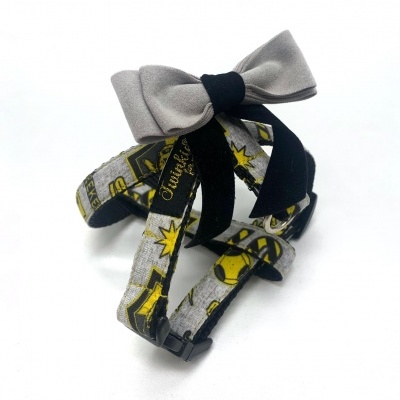 Coleira para cão com laço cinza e preto sobre fundo branco