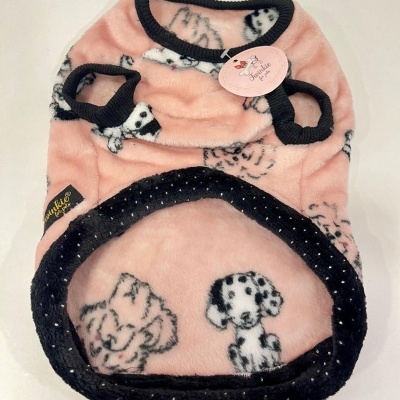 Roupa para cão rosa felpuda com estampado de cães e etiquetas