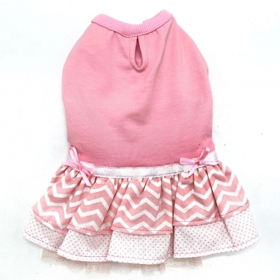 Vestido rosa para cão com saia padrão chevron e bolinhas