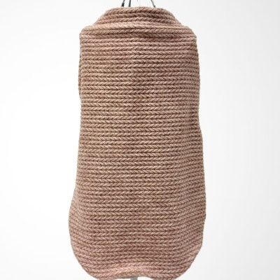 Roupa para cão rosa claro de tricot no manequim branco