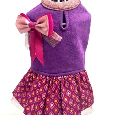 Vestido roxo para cão com laço rosa e saia padrão geométrico