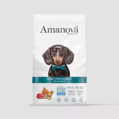 Saco de ração para cães Amanova com imagem de cão e texto sobre composição.