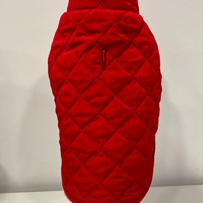 Casaco para cão acolchoado vermelho com padrão em losangos e fecho zip
