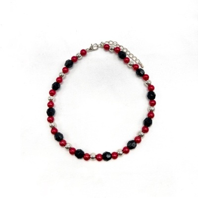 Colar de contas vermelhas, pretas e prateadas com fecho e extensão em corrente prateada