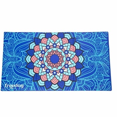 Tapete de yoga azul com mandala colorida e texto freedog