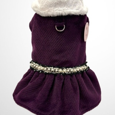 Vestido roxo para cão com gola branca felpuda e cinto de pérolas