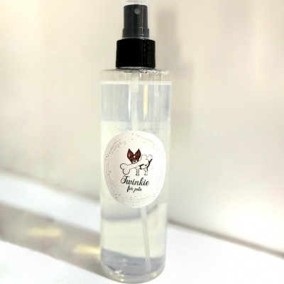 Frasco transparente com pulverizador preto e etiqueta branca com desenho de cão