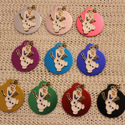 Pins redondos coloridos com personagem Olaf em relevo sobre malha bege