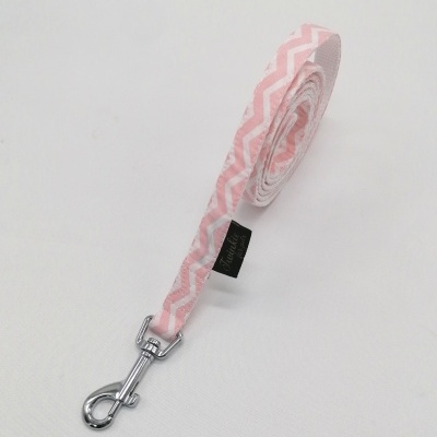 Trela para animais de tecido rosa com padrão de ziguezague