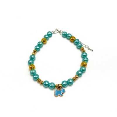 Pulseira com contas verdes e douradas e pendente de elefante azul